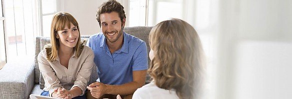 Junges Paar kennenlernen Berater