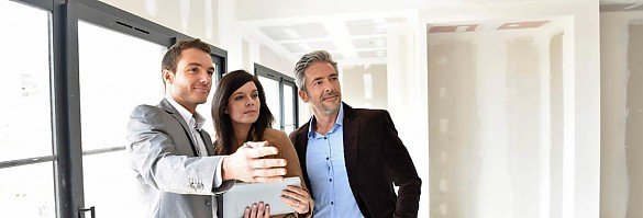 Junges Paar Pr�sentation Verkauf