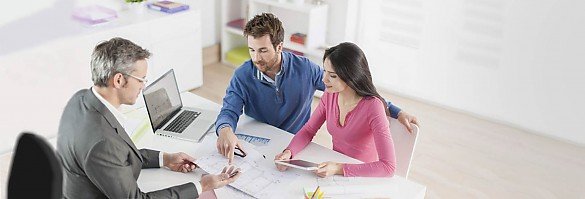 Junges Paar bei Beratung