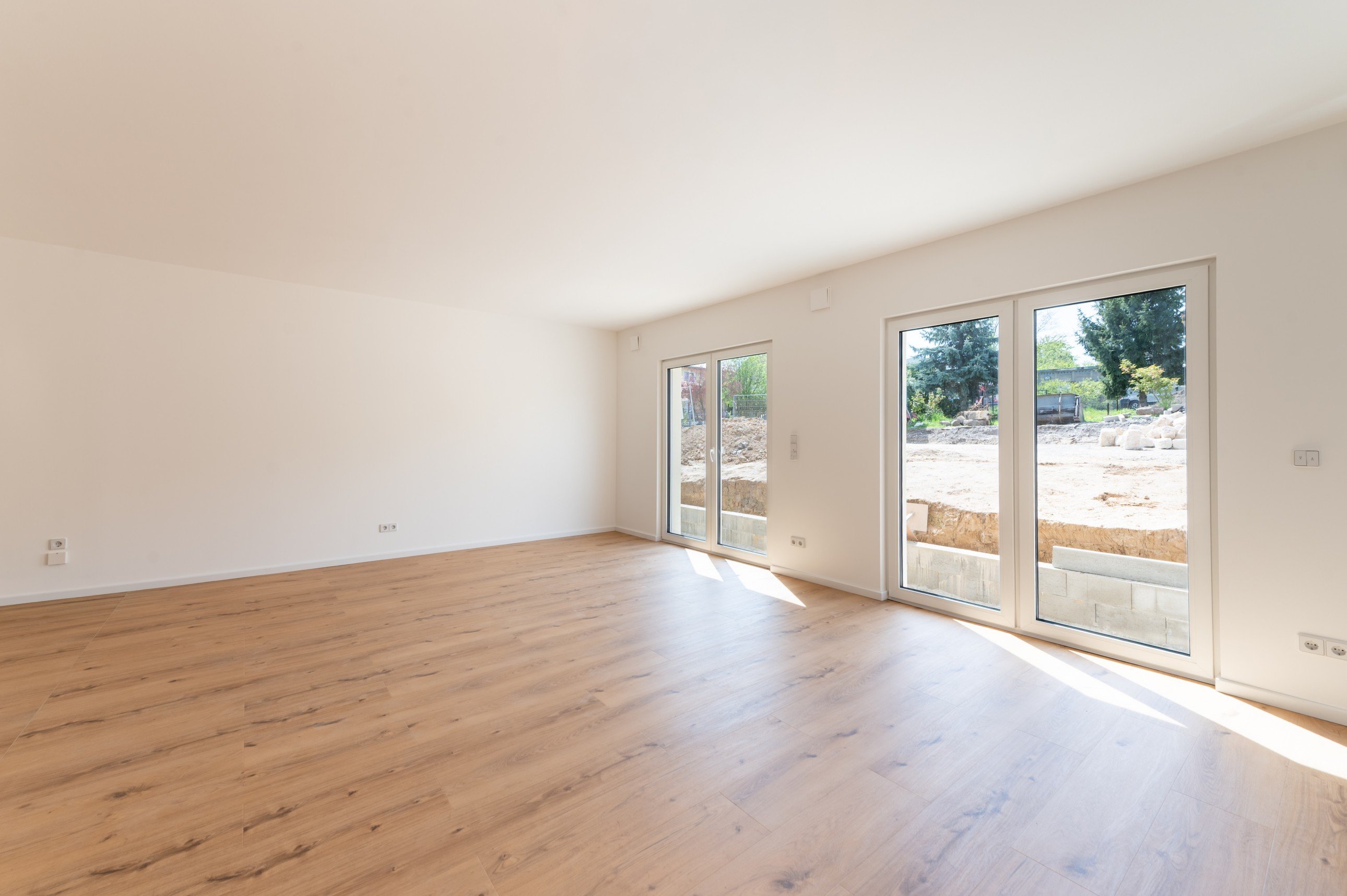 Blick in Wohnzimmer und Treppen ins OG