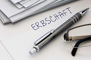 Älteres Ehepaar freut sich über den guten Verkaufspreis