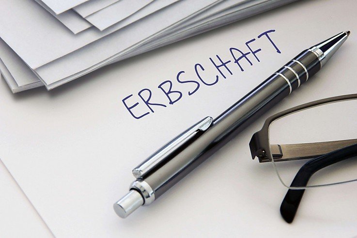 Älteres Ehepaar freut sich über den guten Verkaufspreis Älteres Ehepaar freut sich über den guten Verkaufspreis
