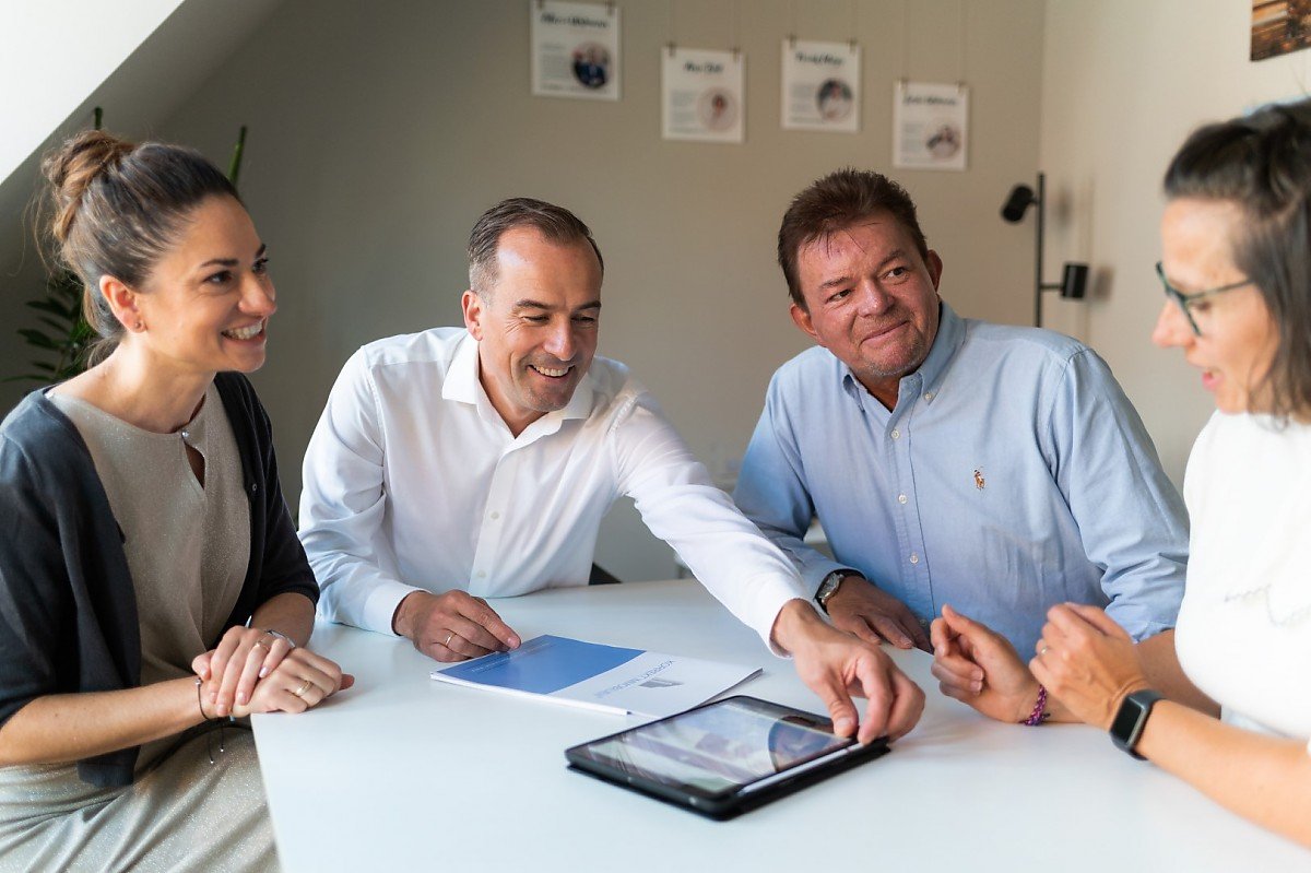 Team KORREKT IMMOBILIEN bei der Arbeit Sorgfältige Arbeit beim Immobilienverkauf