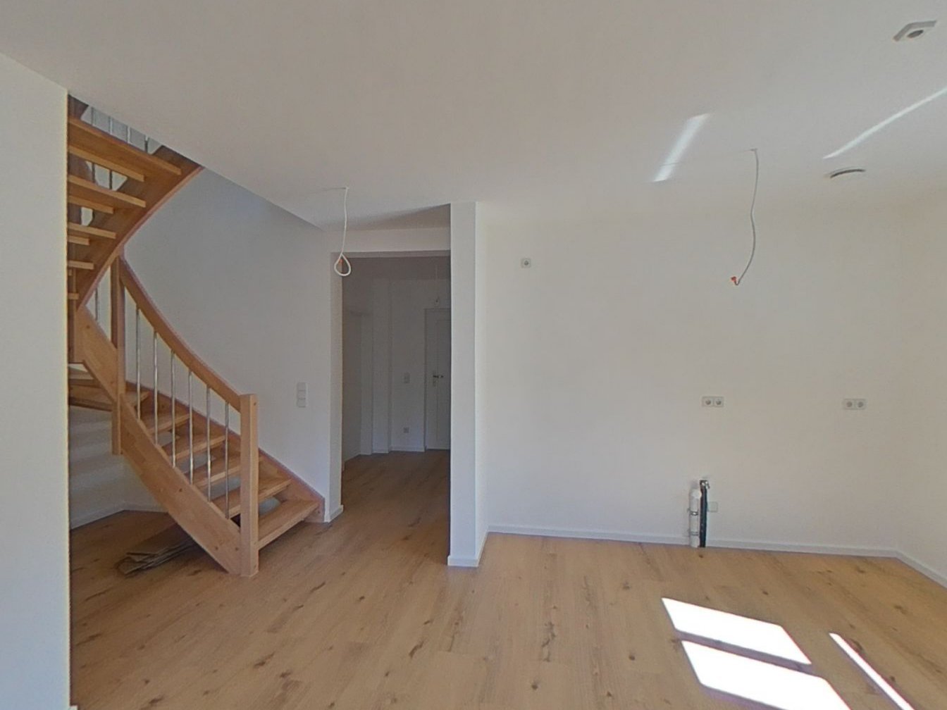 Blick in Wohnzimmer und Treppen ins OG