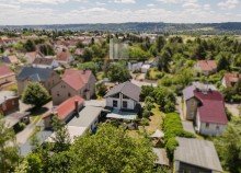 Luftbildaufnahme Gartenansicht Exklusives Architektenhaus mit ausgebautem Wohnnebengeb�ude auf 4.341 m� Traumgrundst�ck in Radebeul | W�rmepumpe | 2 Kamine | Carport |moderne Ausstattung