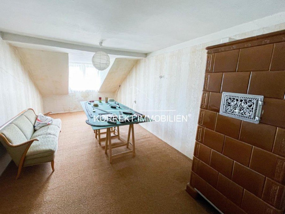 2. Zimmer im Dachgeschoss mit Kachelofen Wohn- / Gesch�ftshaus Pulsnitz