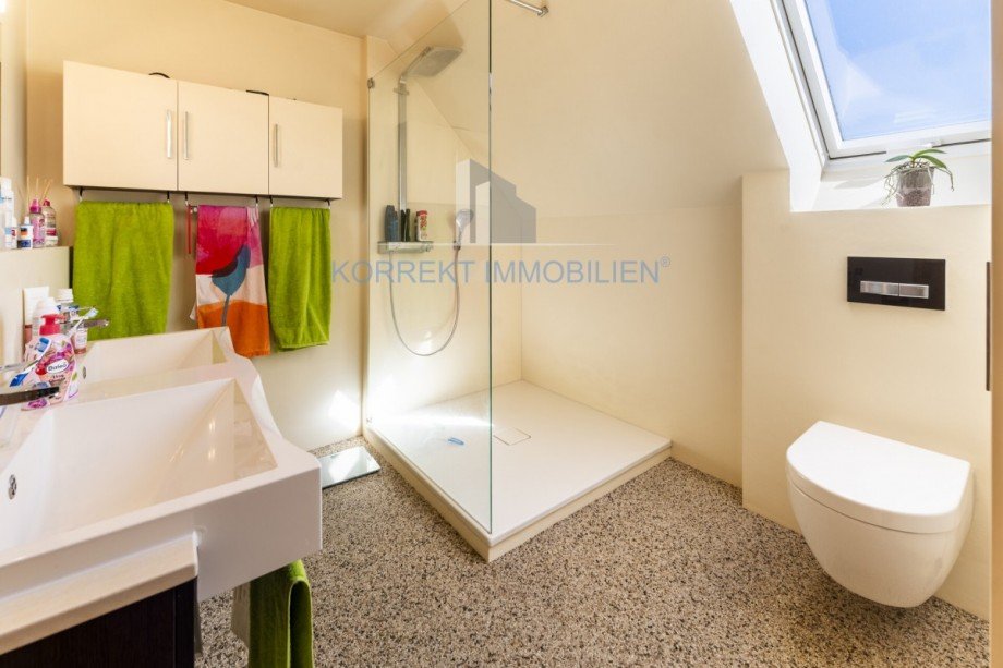 Badezimmer im Dachgeschoss Einfamilienhaus Halsbr�cke