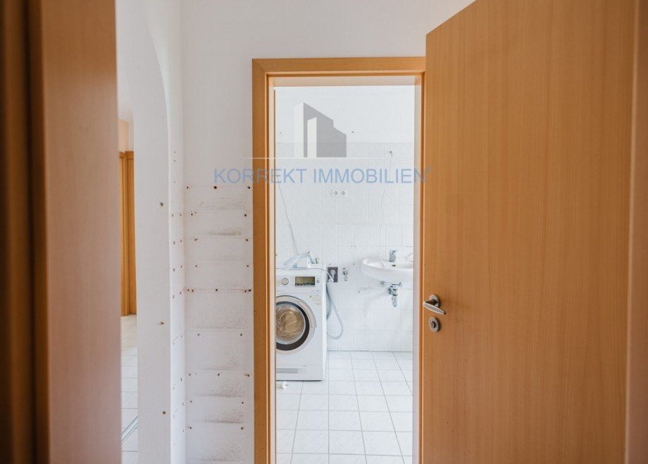 Flur mit Blick ins Bad Etagenwohnung Dresden