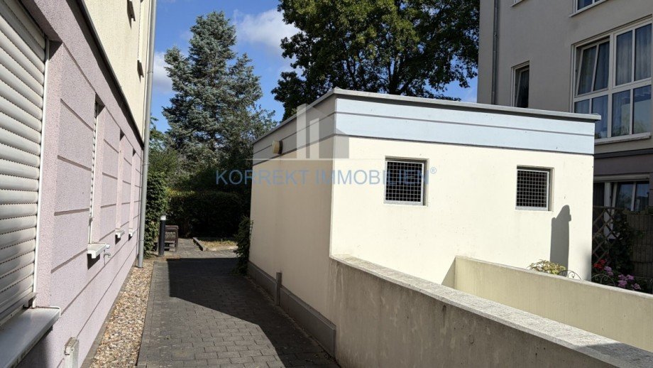 Nebengeb�ude f�r M�lltonnen und Fahrr�der Etagenwohnung Coswig