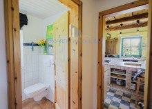 Flur mit Blick zur K�che und G�ste-WC �kologisch sanierter Dreiseitenhof in Alleinlage | 11.592 m� Grundst�ck | Ferienwohnungen | Nationalpark S�chsische Schweiz in Struppen, bei Pirna - unweit der LH Dresden. Wohnen, wo andere Urlaub machen.