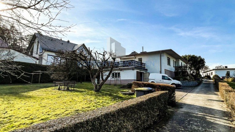 Ansicht des Bungalows von S�dosten vom Weg Gro�kmehlen Einfamilienhaus Leben in Gro�kmehlen: Ruhe, Sonne und Fernblick - Familienfreundlicher Bungalow (voll unterkellert) mit S�dgarten