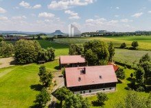 Luftbildaufnahme �kologisch sanierter Dreiseitenhof in Alleinlage | 11.592 m� Grundst�ck | Ferienwohnungen | Nationalpark S�chsische Schweiz in Struppen, bei Pirna - unweit der LH Dresden. Wohnen, wo andere Urlaub machen.