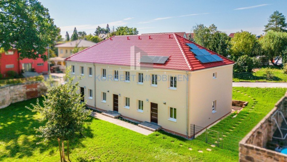 Eingangsbereich und Hoffl�che mit Spielwiese Wohnanlagen Dresden