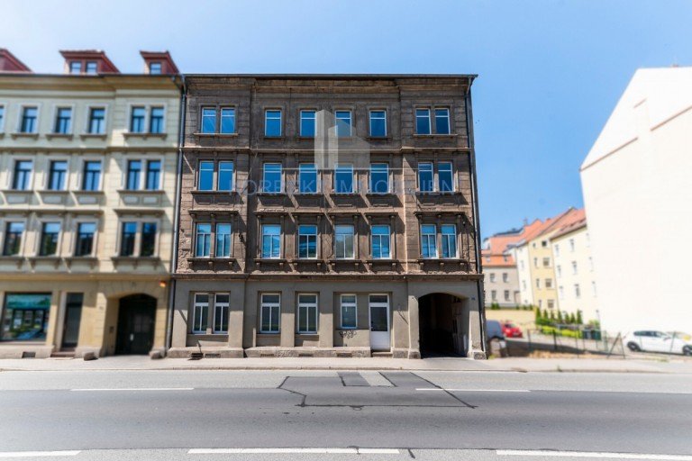 Stra�enansicht Front mit Einfahrt Mei�en Mehrfamilienhaus Wohn- & Gesch�ftshaus in der Altstadt von Mei�en. 9 Wohnungen, davon 3 lukrativ als Ferienwohnungen genutzt.