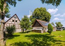 Giebelansicht Wohnhaus mit Nebengeb�ude �kologisch sanierter Dreiseitenhof in Alleinlage | 11.592 m� Grundst�ck | Ferienwohnungen | Nationalpark S�chsische Schweiz in Struppen, bei Pirna - unweit der LH Dresden. Wohnen, wo andere Urlaub machen.