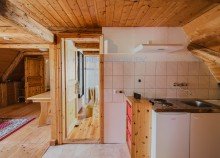 FeWo 3 im Dachgeschoss - K�chenzeile �kologisch sanierter Dreiseitenhof in Alleinlage | 11.592 m� Grundst�ck | Ferienwohnungen | Nationalpark S�chsische Schweiz in Struppen, bei Pirna - unweit der LH Dresden. Wohnen, wo andere Urlaub machen.
