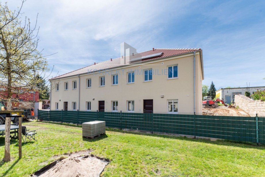 Au�enansicht vom Nachbargrundst�ck - Eingangsseite Reihenhaus Dresden