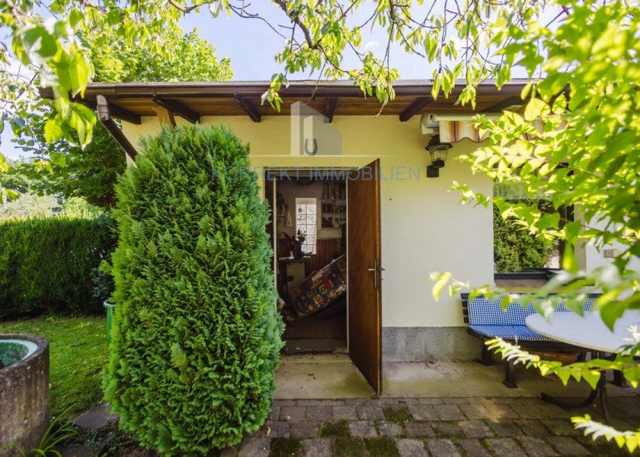 Nebengeb�ude-Gartenhaus - Eingang Terrassenseite im Westen Doppelhaush�lfte Coswig