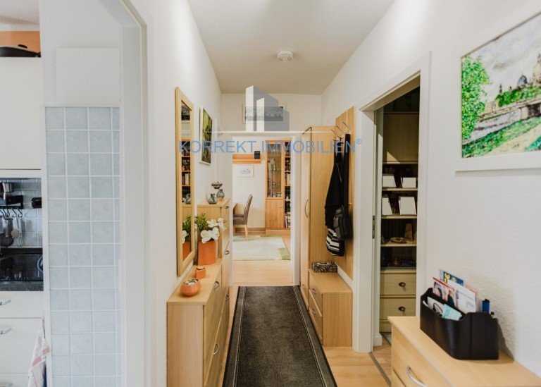 Flur - Einblick in die Wohnung Dresden Etagenwohnung Bezugsfreie 3-Zimmer-Wohnung mit Balkon & gr�nem Ausblick in Dresden-Seidnitz - ideal f�r Eigennutzer & Kapitalanleger