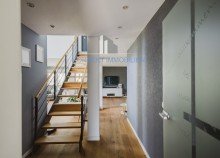 Treppe ins Obergeschoss Exklusives Architektenhaus mit ausgebautem Wohnnebengeb�ude auf 4.341 m� Traumgrundst�ck in Radebeul | W�rmepumpe | 2 Kamine | Carport |moderne Ausstattung