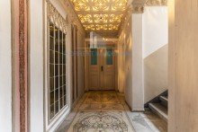 Flur Ferienwohnung Wohn- & Gesch�ftshaus in der Altstadt von Mei�en. 
9 Wohnungen, davon 3 lukrativ als Ferienwohnungen genutzt.