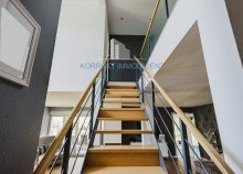 Treppe ins Obergeschoss_2 Exklusives Architektenhaus mit ausgebautem Wohnnebengeb�ude auf 4.341 m� Traumgrundst�ck in Radebeul | W�rmepumpe | 2 Kamine | Carport |moderne Ausstattung