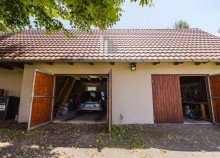 Garagenteil Nebengeb�ude �kologisch sanierter Dreiseitenhof in Alleinlage | 11.592 m� Grundst�ck | Ferienwohnungen | Nationalpark S�chsische Schweiz in Struppen, bei Pirna - unweit der LH Dresden. Wohnen, wo andere Urlaub machen.
