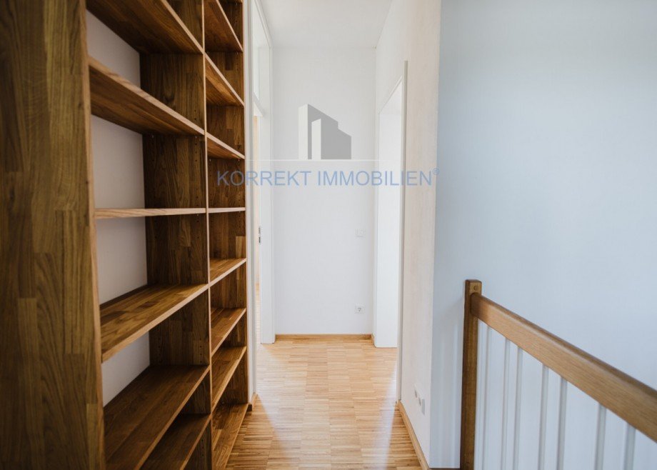 Flur mit Einbauregal Maisonettewohnung Dresden