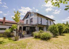 Blick auf das gro�z�gige Eigenheim Exklusives Architektenhaus mit ausgebautem Wohnnebengeb�ude auf 4.341 m� Traumgrundst�ck in Radebeul | W�rmepumpe | 2 Kamine | Carport |moderne Ausstattung