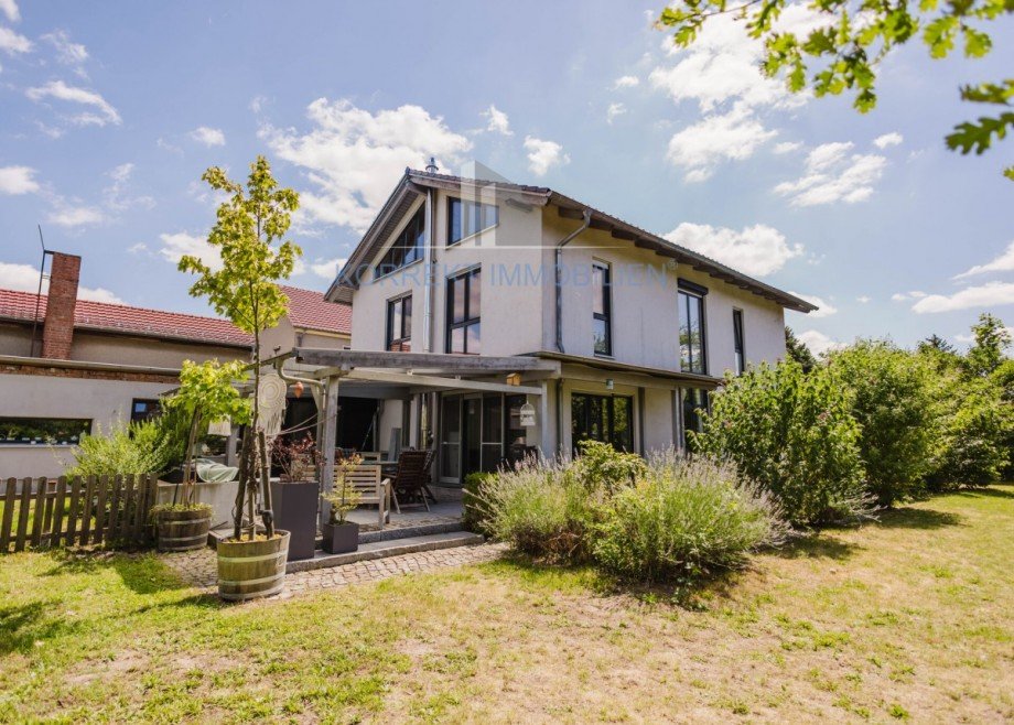 Blick auf das gro�z�gige Eigenheim Einfamilienhaus Radebeul