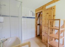 FeWo 1 Badezimmer im Obergeschoss �kologisch sanierter Dreiseitenhof in Alleinlage | 11.592 m� Grundst�ck | Ferienwohnungen | Nationalpark S�chsische Schweiz in Struppen, bei Pirna - unweit der LH Dresden. Wohnen, wo andere Urlaub machen.