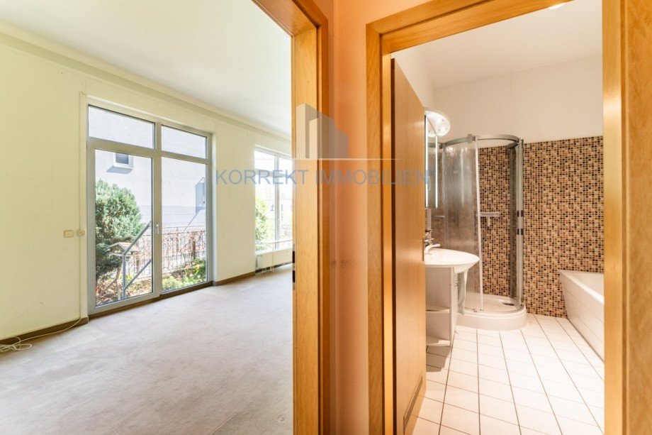 Wohnzimmer und Blick ins Bad Terrassenwohnung Dresden