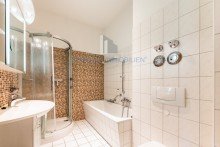 Bad mit Wanne und Dusche (2) Ideal f�r Eigennutzer oder Kapitalanleger: Attraktive 3-Raum-Wohnung mit gro�z�giger Terrasse in Dresden-Trachau