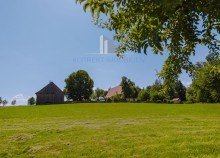 Blick auf das Hofgrundst�ck �kologisch sanierter Dreiseitenhof in Alleinlage | 11.592 m� Grundst�ck | Ferienwohnungen | Nationalpark S�chsische Schweiz in Struppen, bei Pirna - unweit der LH Dresden. Wohnen, wo andere Urlaub machen.