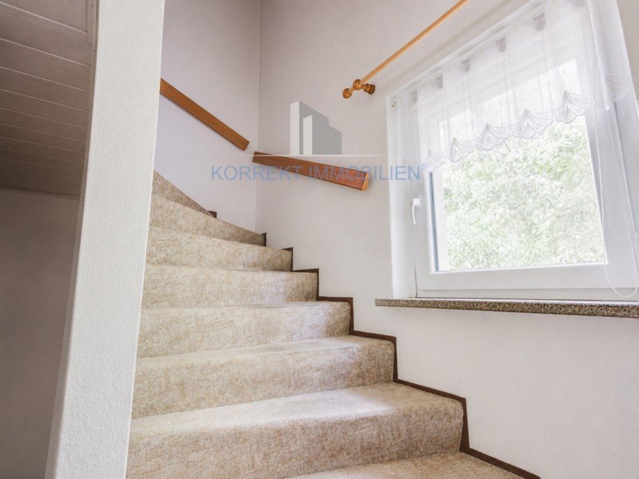 Treppe zum Dachgeschoss Doppelhaush�lfte Coswig