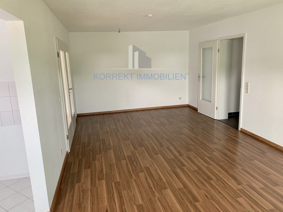Wohnzimmer Blick zum Flur Etagenwohnung Dresden / Cotta