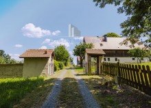 Einfahrtsbereich �kologisch sanierter Dreiseitenhof in Alleinlage | 11.592 m� Grundst�ck | Ferienwohnungen | Nationalpark S�chsische Schweiz in Struppen, bei Pirna - unweit der LH Dresden. Wohnen, wo andere Urlaub machen.