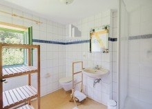 FeWo 1 Badezimmer im Obergeschoss �kologisch sanierter Dreiseitenhof in Alleinlage | 11.592 m� Grundst�ck | Ferienwohnungen | Nationalpark S�chsische Schweiz in Struppen, bei Pirna - unweit der LH Dresden. Wohnen, wo andere Urlaub machen.