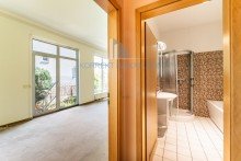 Wohnzimmer und Blick ins Bad Ideal f�r Eigennutzer oder Kapitalanleger: Attraktive 3-Raum-Wohnung mit gro�z�giger Terrasse in Dresden-Trachau