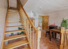 Treppe zum Dachgeschoss �kologisch sanierter Dreiseitenhof in Alleinlage | 11.592 m� Grundst�ck | Ferienwohnungen | Nationalpark S�chsische Schweiz in Struppen, bei Pirna - unweit der LH Dresden. Wohnen, wo andere Urlaub machen.