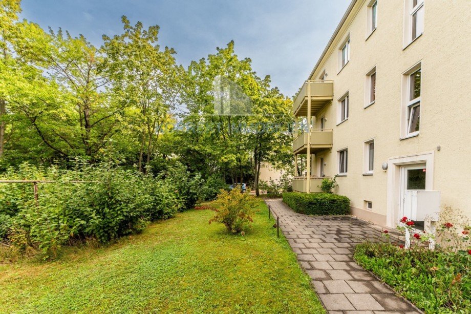 Zuwegung und gemeinschaftliche Gr�nfl�che Etagenwohnung Dresden