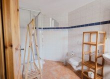 FeWo 2 Badezimmer im Obergeschoss �kologisch sanierter Dreiseitenhof in Alleinlage | 11.592 m� Grundst�ck | Ferienwohnungen | Nationalpark S�chsische Schweiz in Struppen, bei Pirna - unweit der LH Dresden. Wohnen, wo andere Urlaub machen.