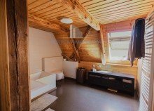 2. Bad im Dachgeschoss �kologisch sanierter Dreiseitenhof in Alleinlage | 11.592 m� Grundst�ck | Ferienwohnungen | Nationalpark S�chsische Schweiz in Struppen, bei Pirna - unweit der LH Dresden. Wohnen, wo andere Urlaub machen.