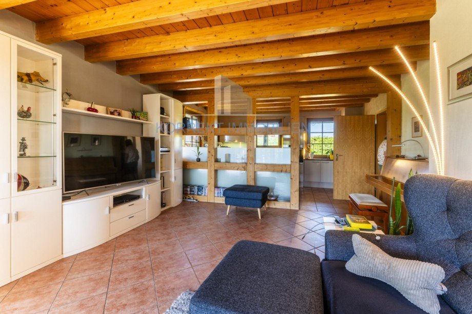 Wohnzimmer Blick zur K�che Einfamilienhaus Halsbr�cke