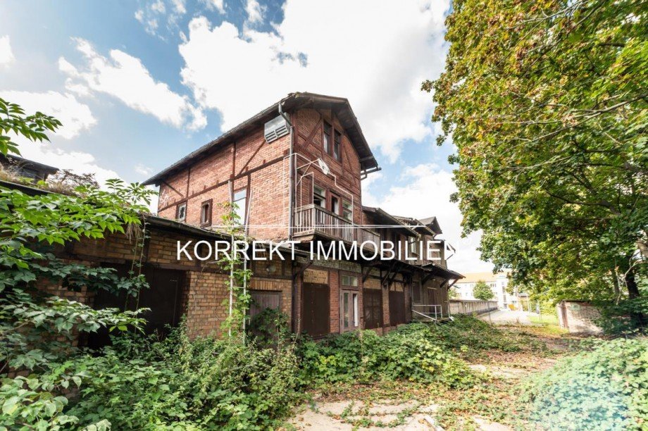 Blick von S�dosten auf das Sanierungsobjekt Mehrfamilienhaus Dresden