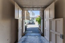 Hauseinfahrt und Zugang Wohn- & Gesch�ftshaus in der Altstadt von Mei�en. 
9 Wohnungen, davon 3 lukrativ als Ferienwohnungen genutzt.